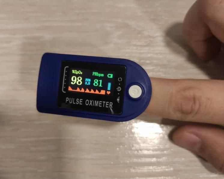 Пульсоксиметр для вимірювання рівня кисню в крові CMC 50C з кольоровим дисплеєм